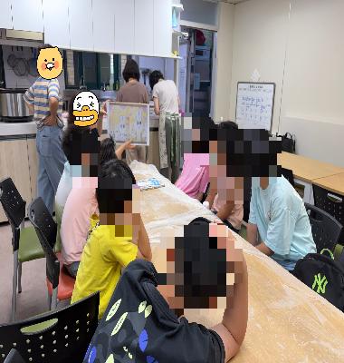 [복지과 이야기] '세상을 향한 걸음' 특별활동 <다시 봄 동아리와 함께하는 제과제빵!>
